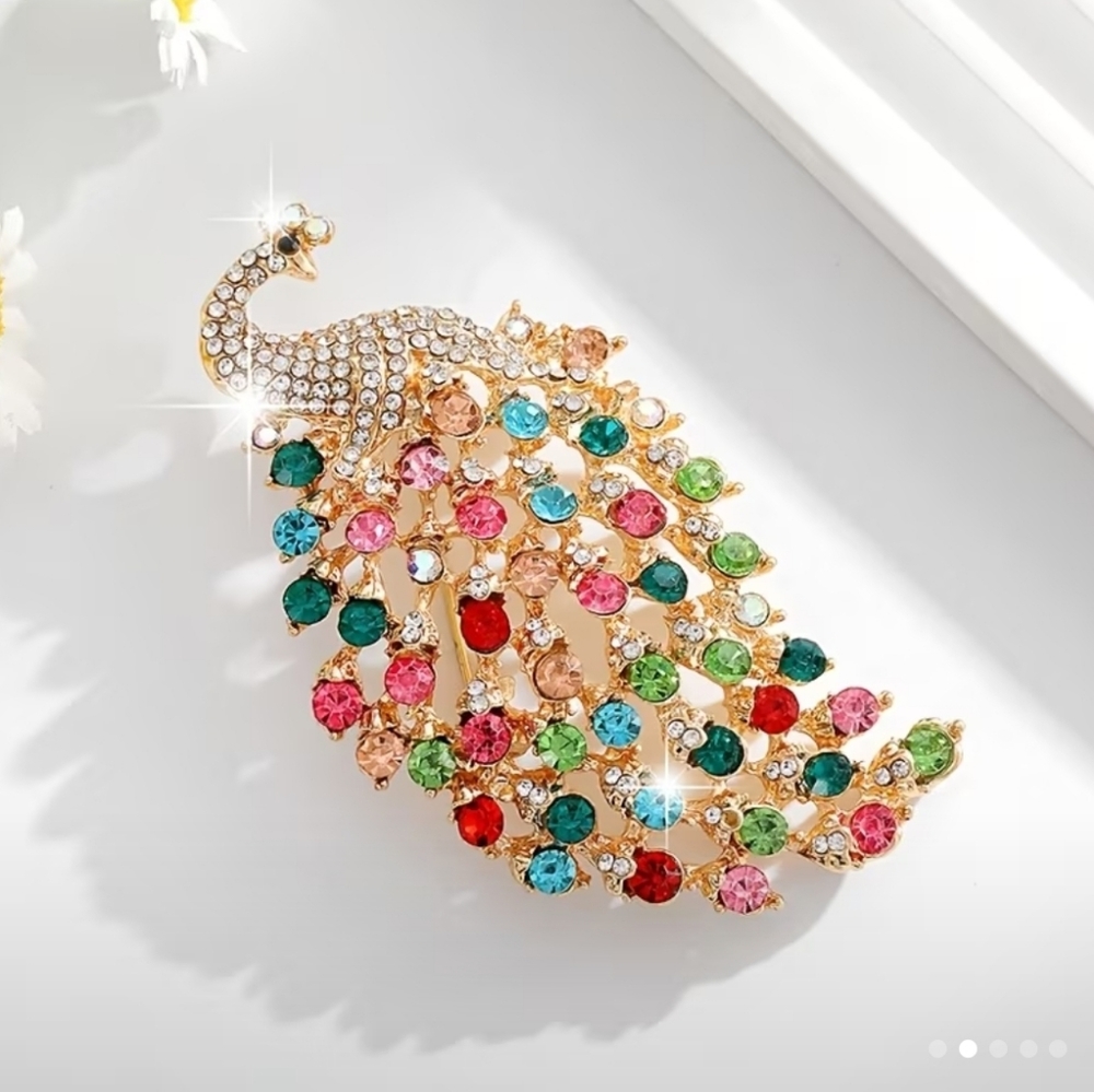 🆕️🦚 MULTI-COLOURED RHINESTONE ENCRUSTED PEACOCK BROOCH PIN🦚